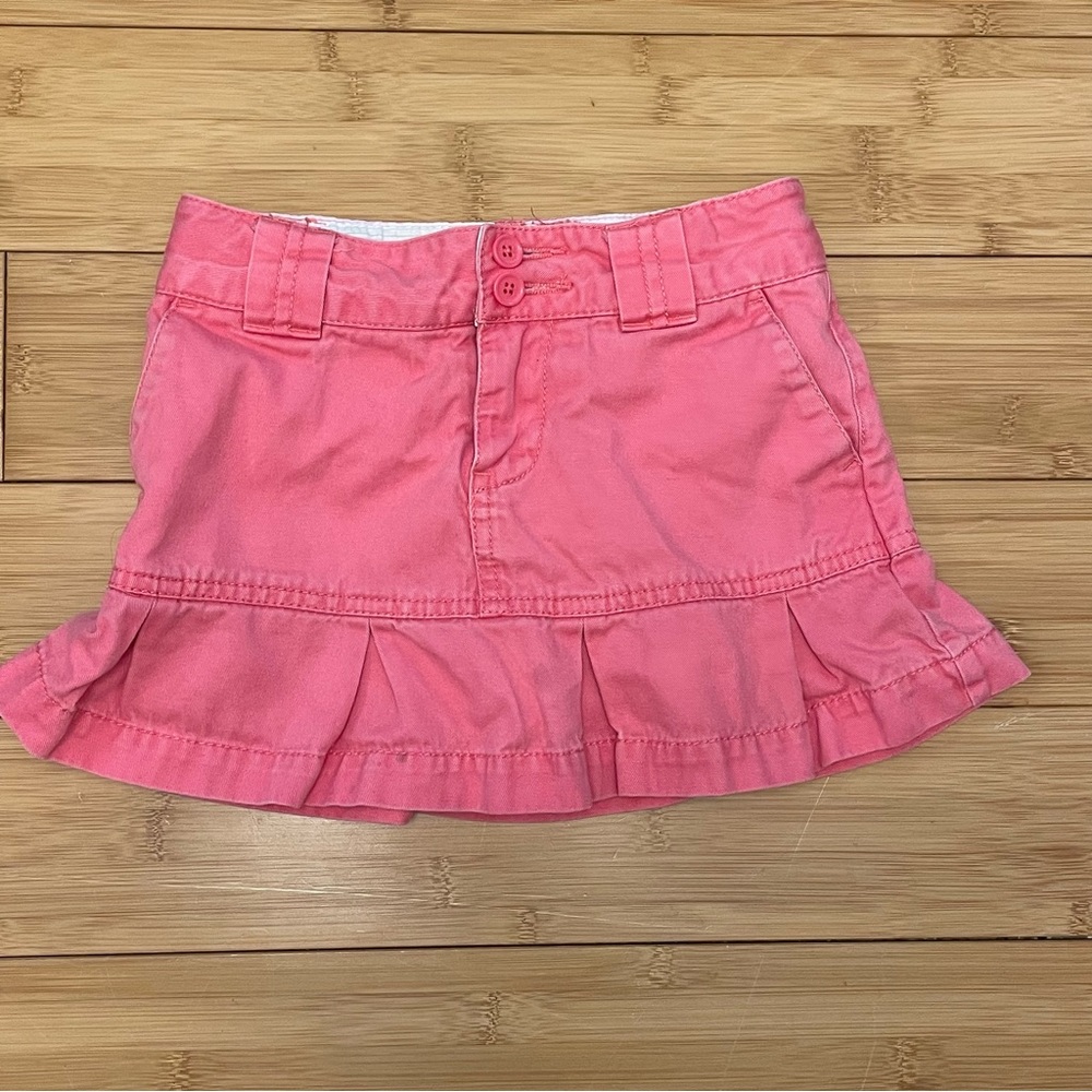 Gap girl’s skirt with attached shorts, size 5. Button closure, adjustable waist.